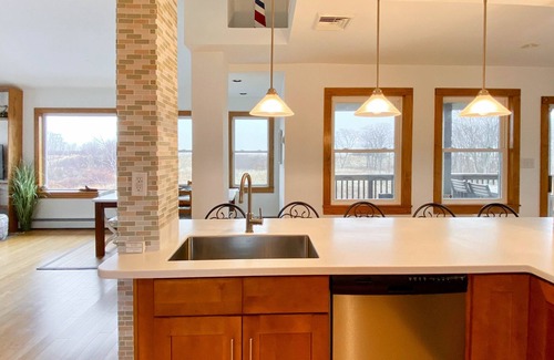 Keansburg House | Charming getaway with amazing views of the bay & NYC skyline - walk to beach