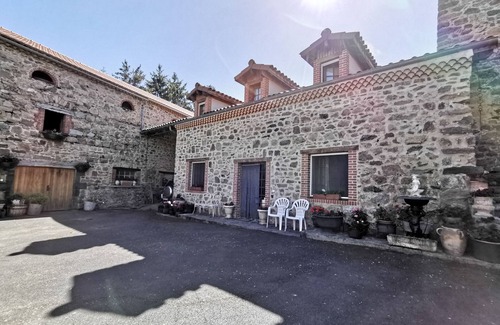 Lorlanges Cottage | Charming Gîte Near Clermont-Ferrand with Private Lake, Large Garden, and Historical Touches