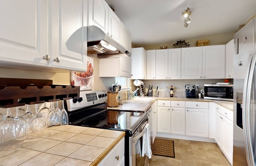 Union House | Charming golf-side stay with firepit, hot tub, grill, & pool table - W/D & AC