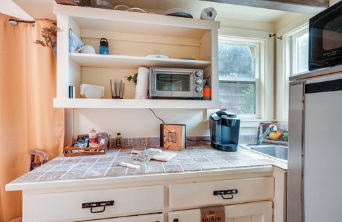 Cedar Ridge Apartment | Charming Grass Valley Studio w/Deck & Pond Access
