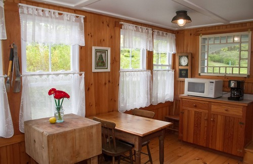 Portland House | Charming Great Diamond Island Cottage w/Waterviews - Bus. Lic.# STHR-003849-2021