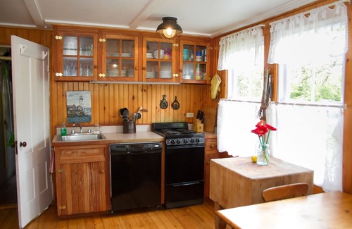 Portland House | Charming Great Diamond Island Cottage w/Waterviews - Bus. Lic.# STHR-003849-2021