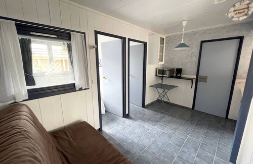Gruissan Plage Ski Chalet | Charming Ground Floor Chalet for 4, 200m from Beach, Parking, Terrace with Garden Furniture