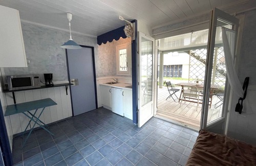 Gruissan Plage Ski Chalet | Charming Ground Floor Chalet for 4, 200m from Beach, Parking, Terrace with Garden Furniture