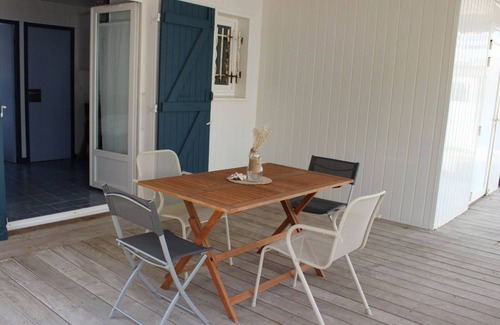 Gruissan Plage Ski Chalet | Charming Ground Floor Chalet for 4, 200m from Beach, Parking, Terrace with Garden Furniture