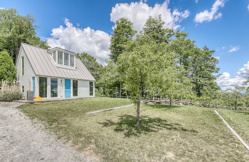 West Dover House | Charming guest house with mountain view, skiing, golf nearby, & washer/dryer