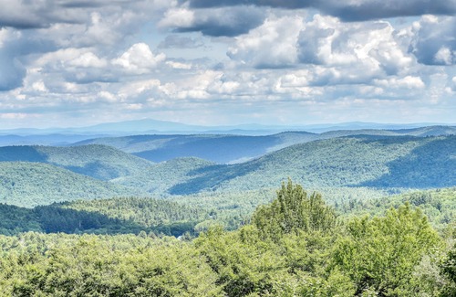 West Dover House | Charming guest house with mountain view, skiing, golf nearby, & washer/dryer