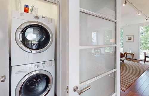 West Dover House | Charming guest house with mountain view, skiing, golf nearby, & washer/dryer