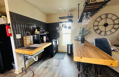 Colorado Springs Cottage | Charming Guesthouse in Historic Old Colorado City – Cozy & Convenient!