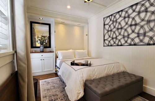 Oakhurst House | Charming Guesthouse in Historic Neighborhood