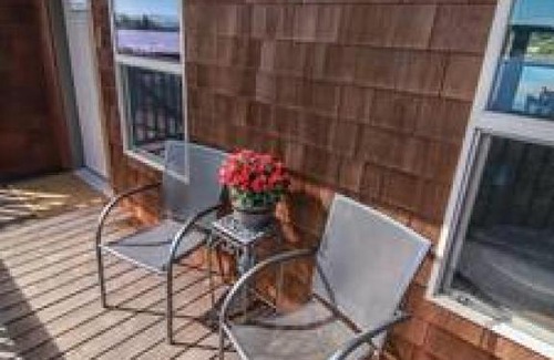 Astoria Apartment | Charming Hideaway Overlooking The Astoria Waters