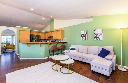Hillsboro House | Charming Hillsboro Retreat on Windstone St Awaits Your Arrival - Book Now #41769