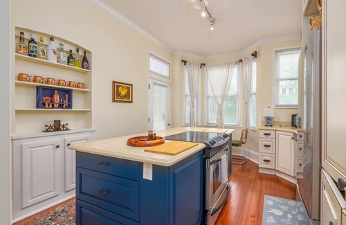 Historic Downtown Savannah Apartment | Charming Historic District Parlor-Level Apartment