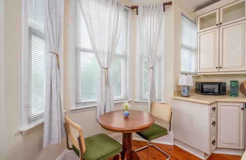 Historic Downtown Savannah Apartment | Charming Historic District Parlor-Level Apartment