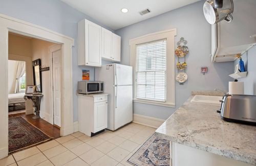 Historic Downtown Savannah House | Charming Historic Duplex w/Courtyard & Parking