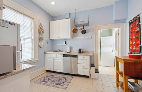 Historic Downtown Savannah House | Charming Historic Duplex w/Courtyard & Parking