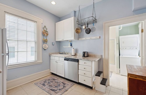 Historic Downtown Savannah House | Charming Historic Duplex w/Courtyard & Parking