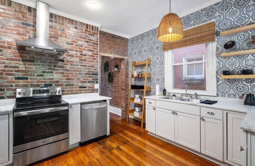 Shelby Park Apartment | Charming Historic Home: Spacious, Luxurious Feel