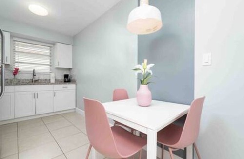Downtown Hollywood Apartment | Charming Hollywood Getaway Near Beach & Dining