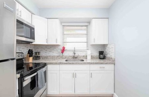 Downtown Hollywood Apartment | Charming Hollywood Getaway Near Beach & Dining