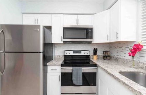 Downtown Hollywood Apartment | Charming Hollywood Getaway Near Beach & Dining
