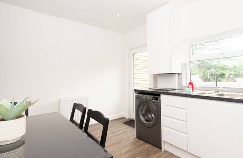 Offerton House | Charming Home 3mins from Manchester Airport