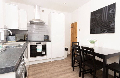 Offerton House | Charming Home 3mins from Manchester Airport