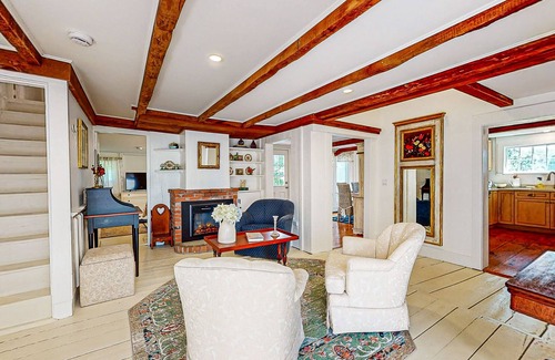 Marstons Mills House | Charming home, centrally located with A/C, W/D, games, deck, & grill