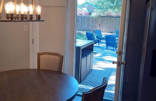 Hattiesburg House | Charming Home Comfy Beds Private Backyard with Fire Pit