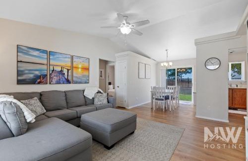 Coeur d'Alene House | Charming Home ear Triple Play Silverwood Hayden Lake Fire Pi Fenced Yard a Plum Tree 1219