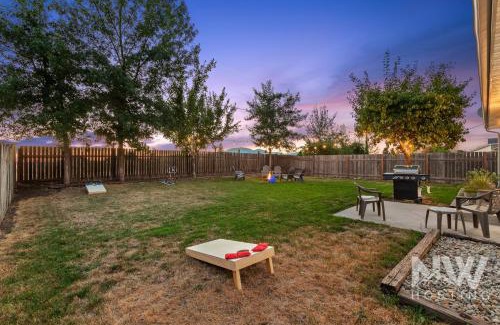 Coeur d'Alene House | Charming Home ear Triple Play Silverwood Hayden Lake Fire Pi Fenced Yard a Plum Tree 1219