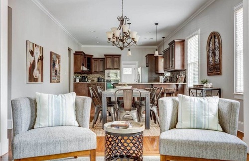Wesley Heights House | Charming home. Historic district. Walk to the city