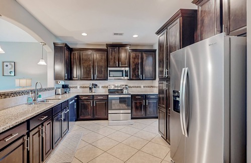 Port Wentworth House | Charming home in great location with fenced yard, AC, & W/D