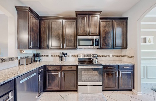 Port Wentworth House | Charming home in great location with fenced yard, AC, & W/D