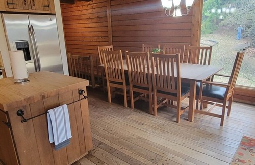 Seven Devils House | Charming home in Seven Devils. Close access to tubing, ziplining, & hiking.