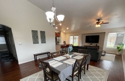 Greenacres House | *Charming home, large beds/TV, garage parking*