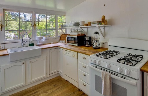 West Side Historic District House | Charming Home Less Than 2 Mi to Downtown Hendersonville!
