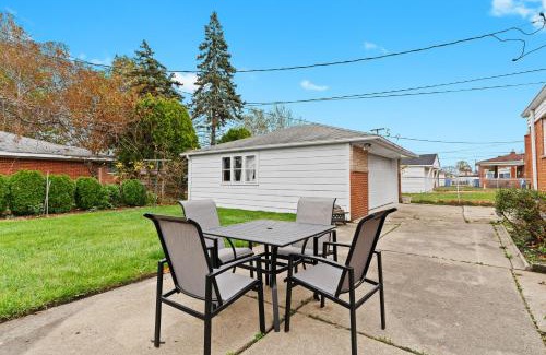 Dearborn Heights House | Charming Home Near Target and Parks 2 Bathrooms