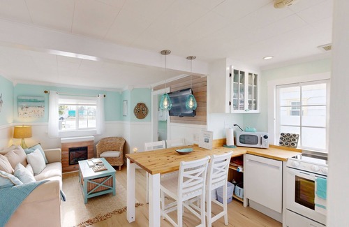 Long Beach Cottage | Charming home near beach with fast WiFi & whimsical interior - close to beach