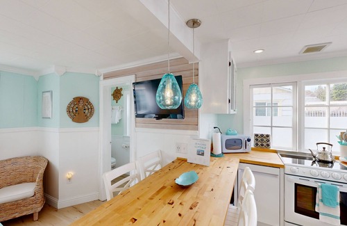 Long Beach Cottage | Charming home near beach with fast WiFi & whimsical interior - close to beach