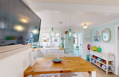 Long Beach Cottage | Charming home near beach with fast WiFi & whimsical interior - close to beach