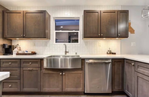 Roseville House | Charming Home, near beautiful park/tennis courts!