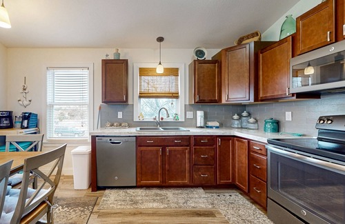 Nags Head House | Charming Home Near the Beach with Community Pool