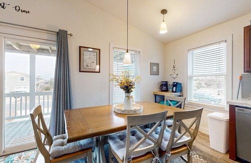 Nags Head House | Charming Home Near the Beach with Community Pool