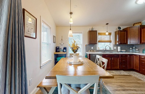 Nags Head House | Charming Home Near the Beach with Community Pool
