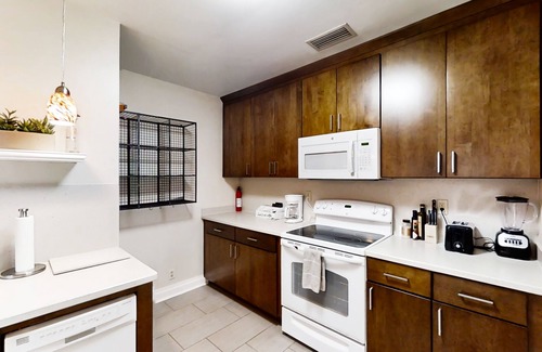 Tallahassee House | Charming home near downtown Tallahassee with washer/dryer, full kitchen, & AC