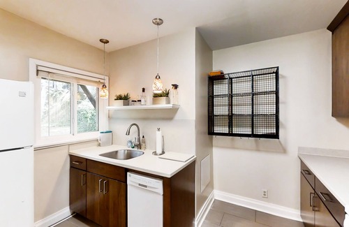Tallahassee House | Charming home near downtown Tallahassee with washer/dryer, full kitchen, & AC