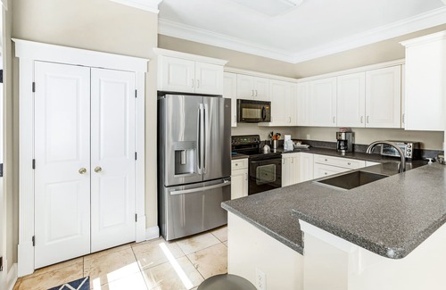 Dixon Park House | Charming Home on Quiet Street with Yard and Garage Parking by Lucky Savannah