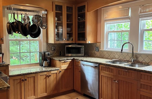 Aiken House | Charming Home on South Boundary in Historic District