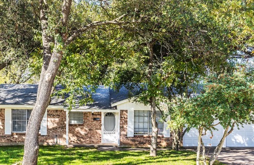 Hurst House | Charming Home Stylishly decorated - Great Location